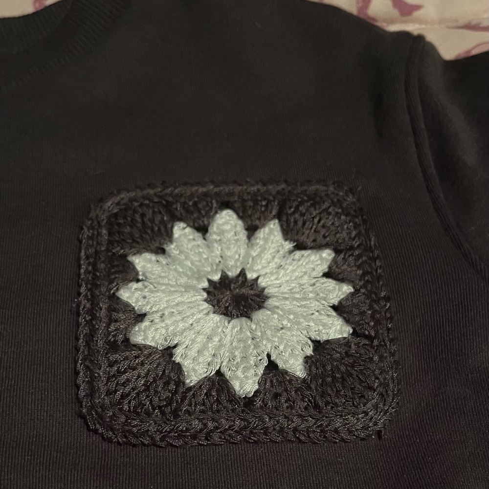 Little Co by Lauren Conrad Size 5t Black Sweatshirt with Floral Crochet Patch - Picture 2 of 4